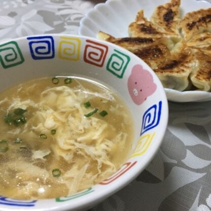 餃子と一緒の写真が載っていたので、私も餃子の日に作ってみました。簡単でサッパリした美味しいスープですね。